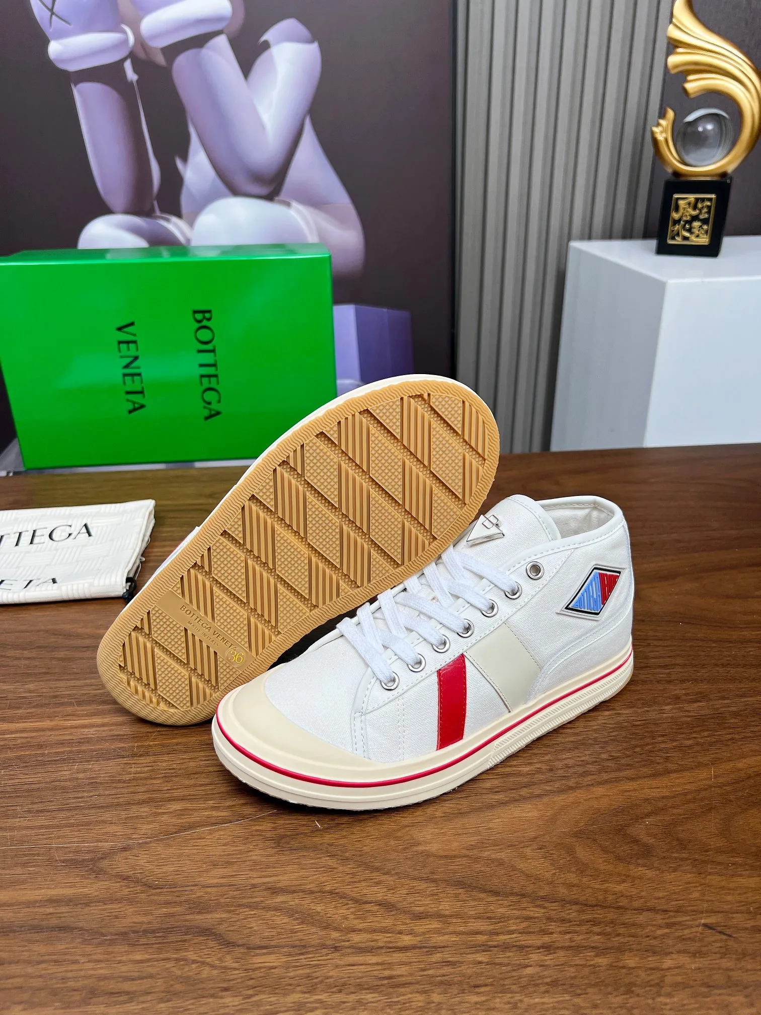 Men's men's shoes 💰520💰 Bottega Veneta BV's latest Eliot series retro basketball shoes casual sports canvas shoes 🔥Become a god when it is launched!🔥 Inspired by retro basketball sneakers, the color combination highlights youthful vitality and perfectly interprets the theme of youth and childlike innocence. The details are also very particular. The summer canvas brings excellent durability and comfort. Designs such as calfskin trim, rubber toe caps and hand-painted retro red lines are full of retro feel. The round toe and convex sole add a modern feel and are suitable for various styles. Easily create a fashionable atmosphere. The upper foot is the focus...can be worn as a couple's shoes...The red lines on each shoe edge are hand-painted, which adds more taste and attitude! ✦Fabric: Original customized high-density canvas + cowhide ✦Inner lining: original customized breathable canvas ✦Insole: movable latex cowhide insole ✦Sole: original molded non-slip and wear-resistant TPU material ✦Sole thickness: 3cm ✦Number of sizes: female size 35--40, female 40 is customized and non-returnable ✦Number: male size 39--45, male 45 is customized and non-returnable